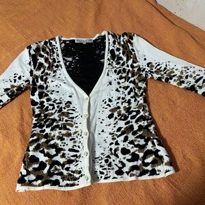 Women’s Leopard Print Sweater. Size Large 3/4 length sleeves
